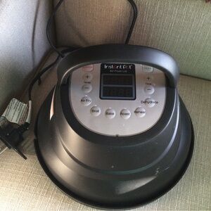 Instant Pot Air Fryer Lid 6Qt with protected base/storage cover